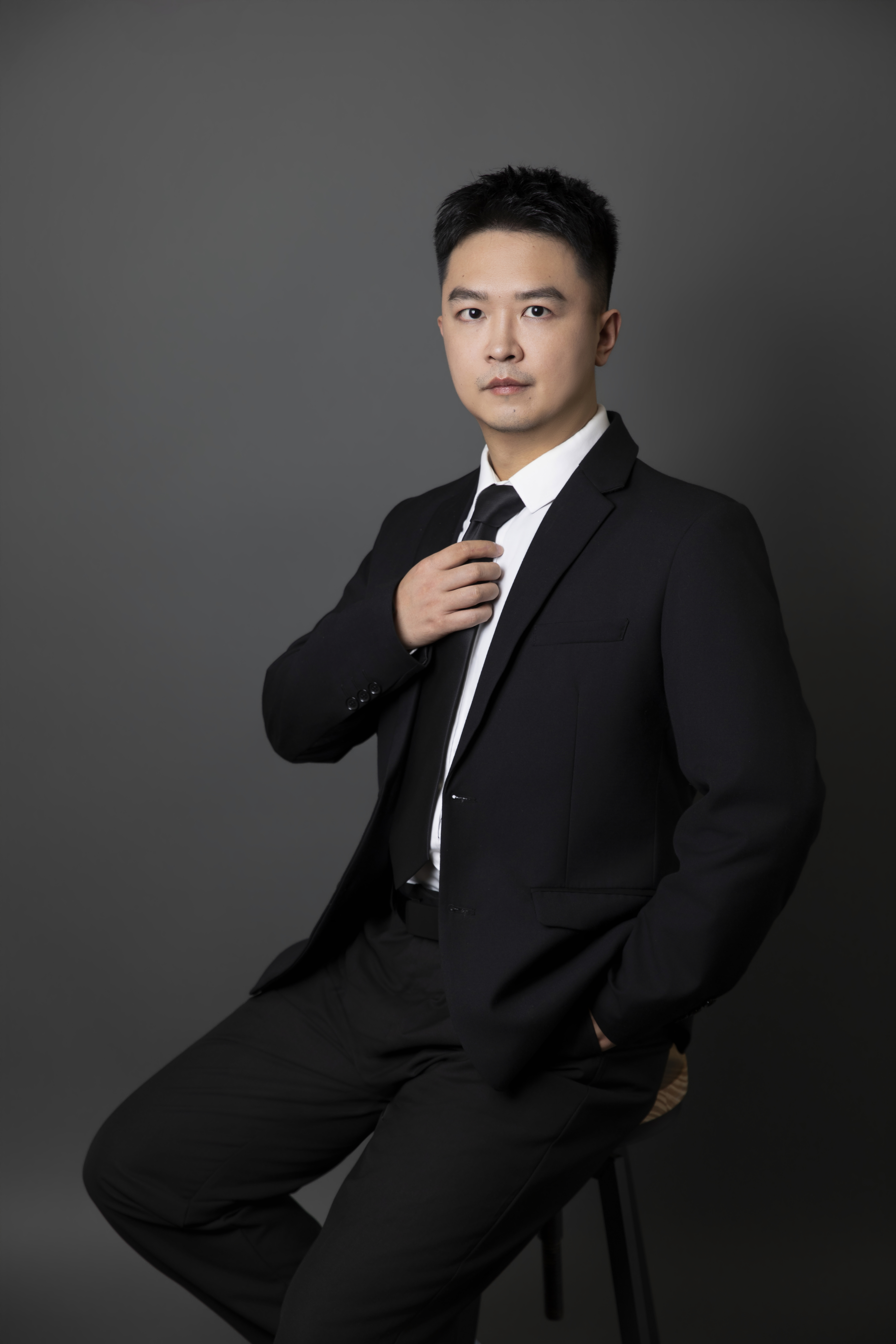 詹老师身着西装的个人肖像 / Portrait of Mr. Zhan